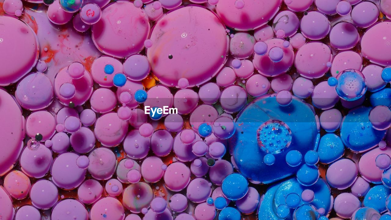 FULL FRAME SHOT OF COLORFUL BUBBLES