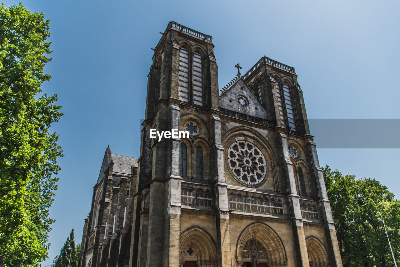 LOW ANGLE VIEW OF CATHEDRAL AGAINST SKY