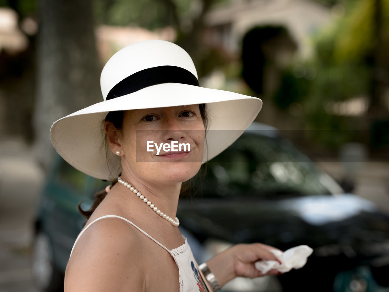 PORTRAIT OF SMILING WOMAN WEARING HAT OUTDOORS