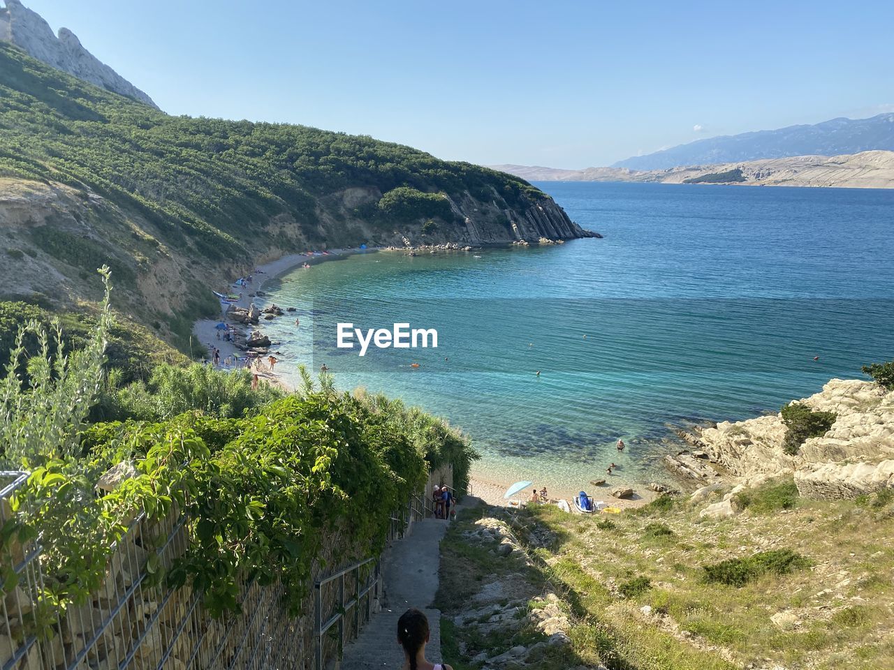 HIGH ANGLE VIEW OF SEA BY MOUNTAINS AGAINST SKY
