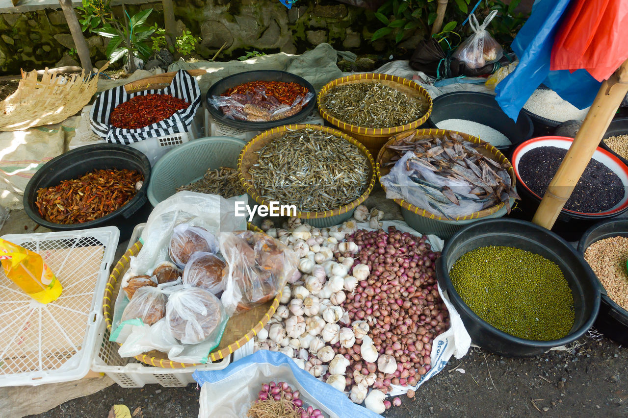 HIGH ANGLE VIEW OF FOOD FOR SALE IN MARKET STALL