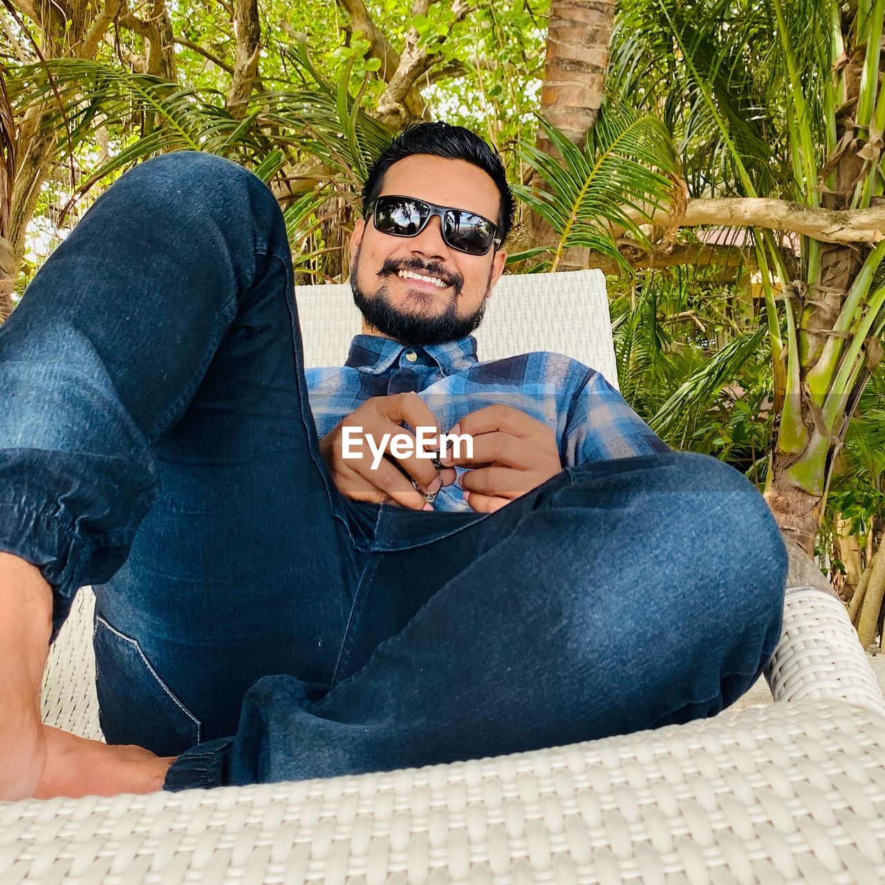 PORTRAIT OF YOUNG MAN WEARING SUNGLASSES