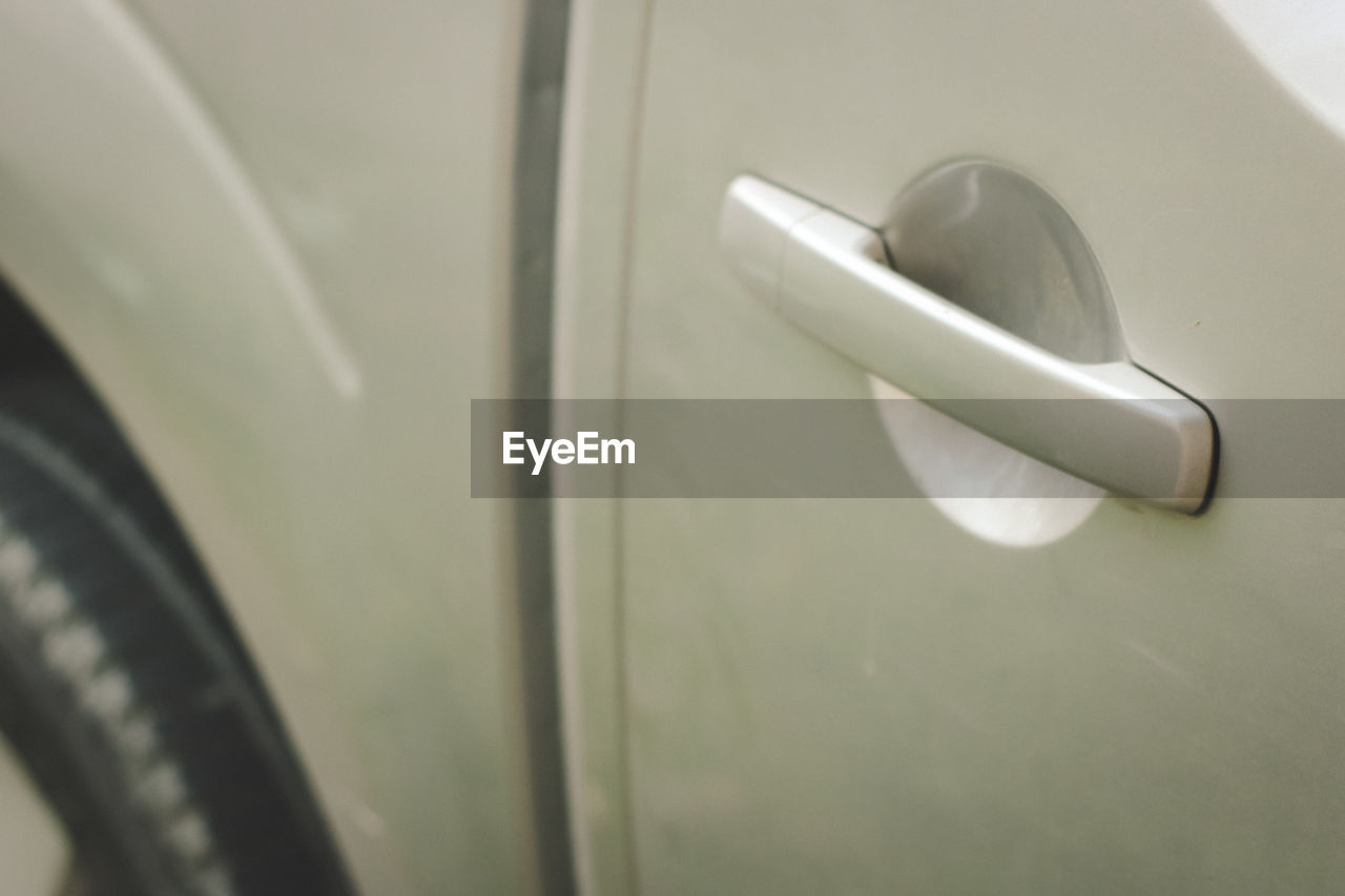 CLOSE-UP OF DOOR HANDLE ON METAL