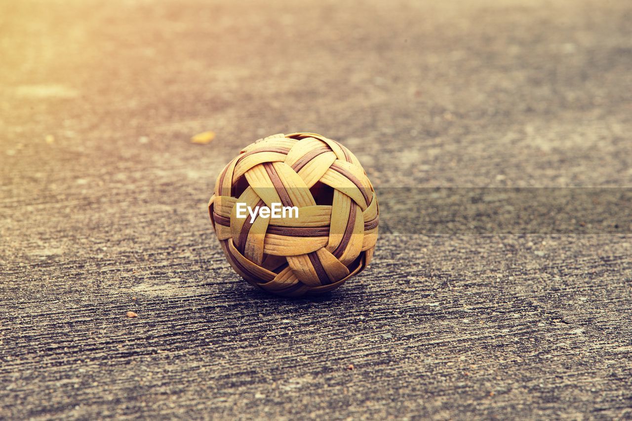 CLOSE-UP OF BALLS ON TABLE