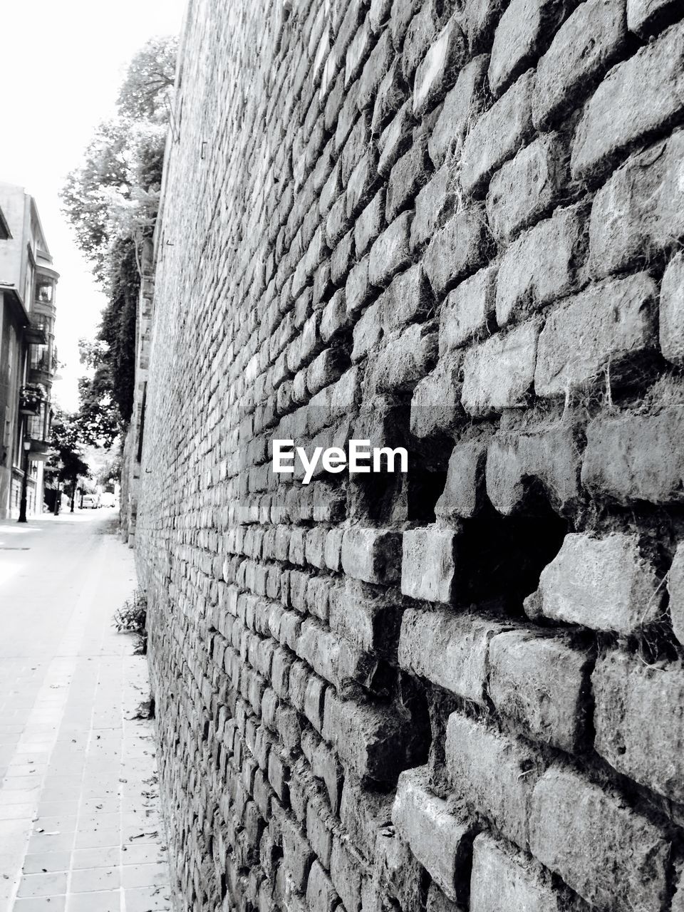 CLOSE-UP OF BRICK WALL AGAINST SKY