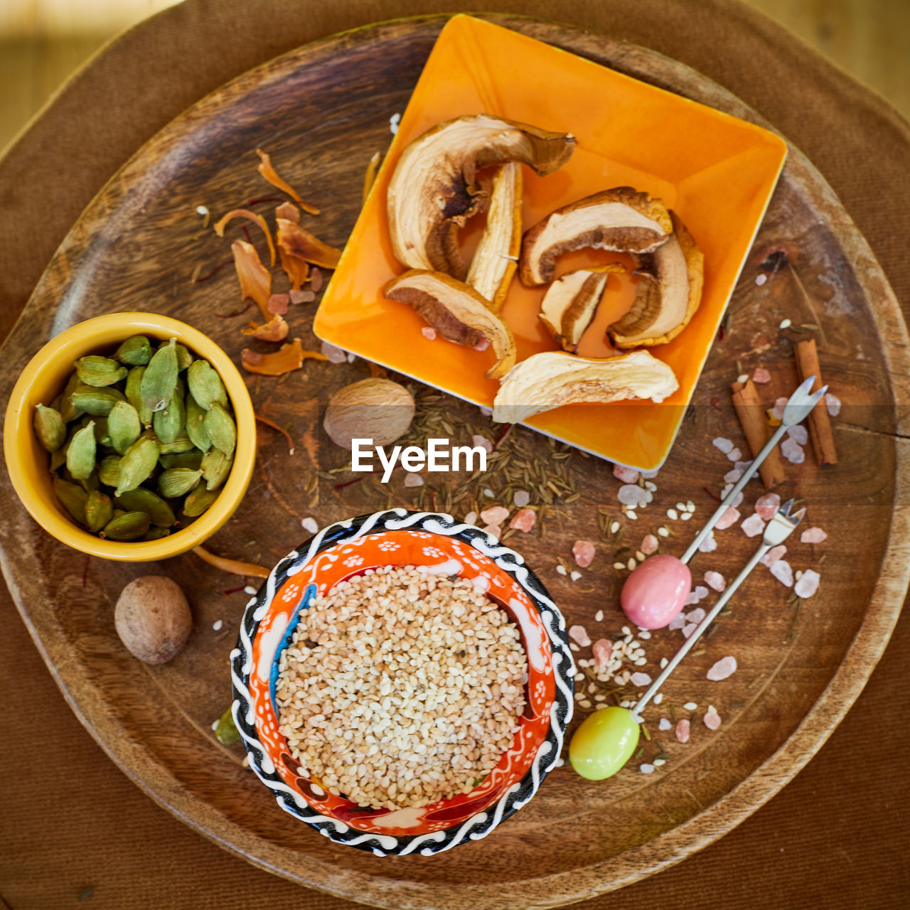 HIGH ANGLE VIEW OF FOOD IN PLATE