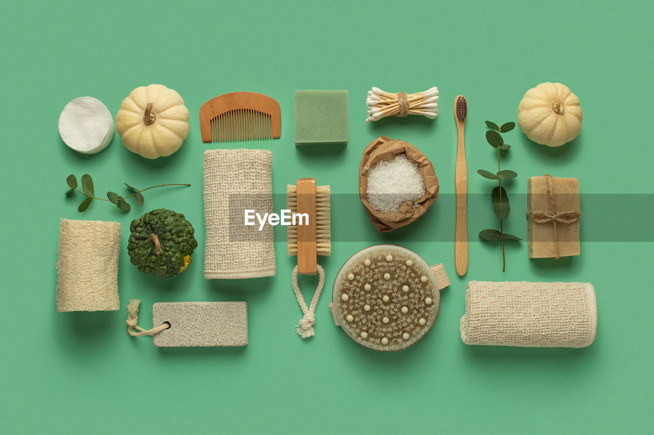 Accessories for body care made of natural materials on a green background. 