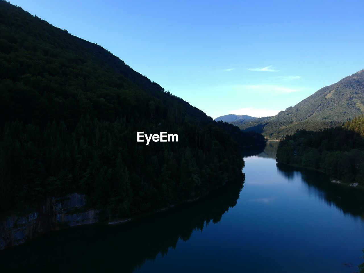 SCENIC VIEW OF RIVER BY MOUNTAIN AGAINST SKY