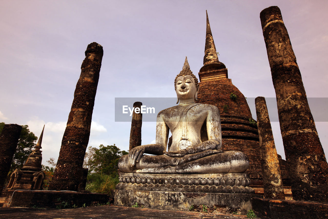 LOW ANGLE VIEW OF STATUE AGAINST TEMPLE BUILDING