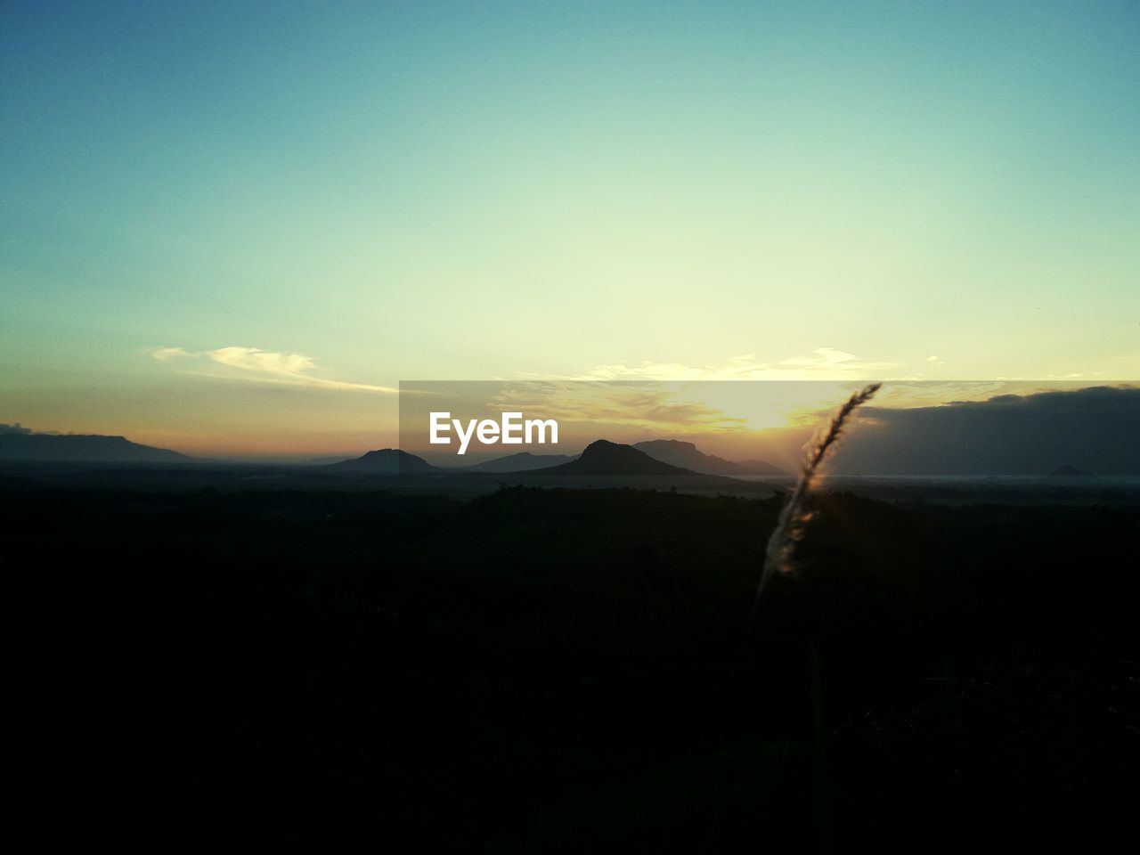 SCENIC VIEW OF SILHOUETTE MOUNTAINS AGAINST SKY DURING SUNSET