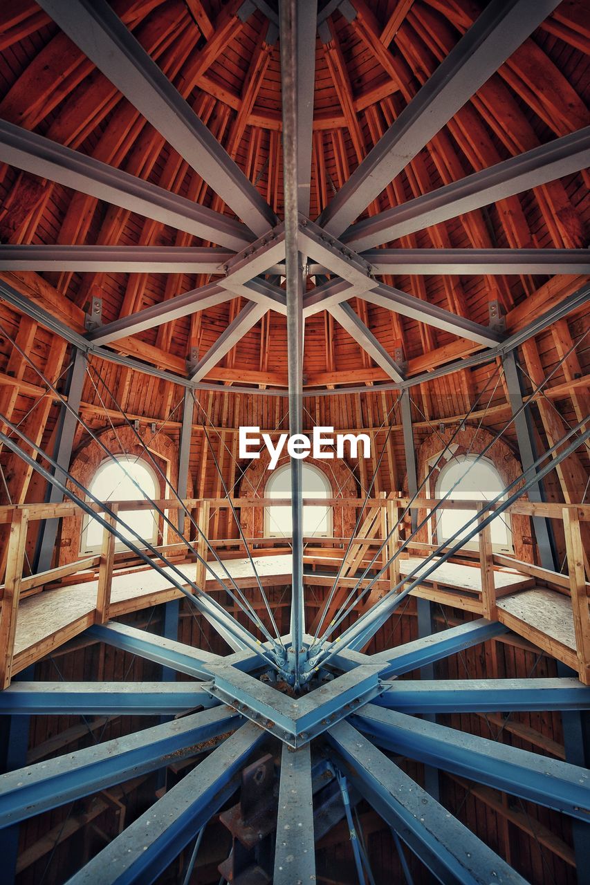 LOW ANGLE VIEW OF CEILING OF BUILDING IN ROOF