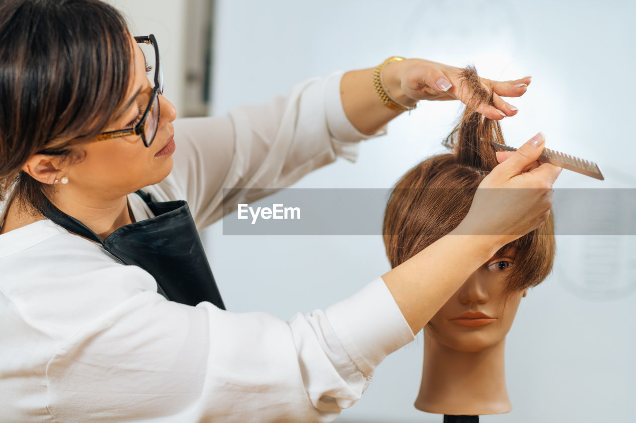 Hairstyling starting course using mannequin doll