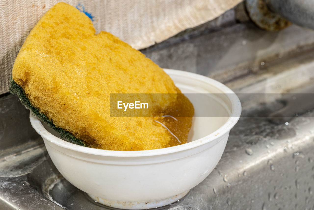 CLOSE-UP OF FOOD IN BOWL