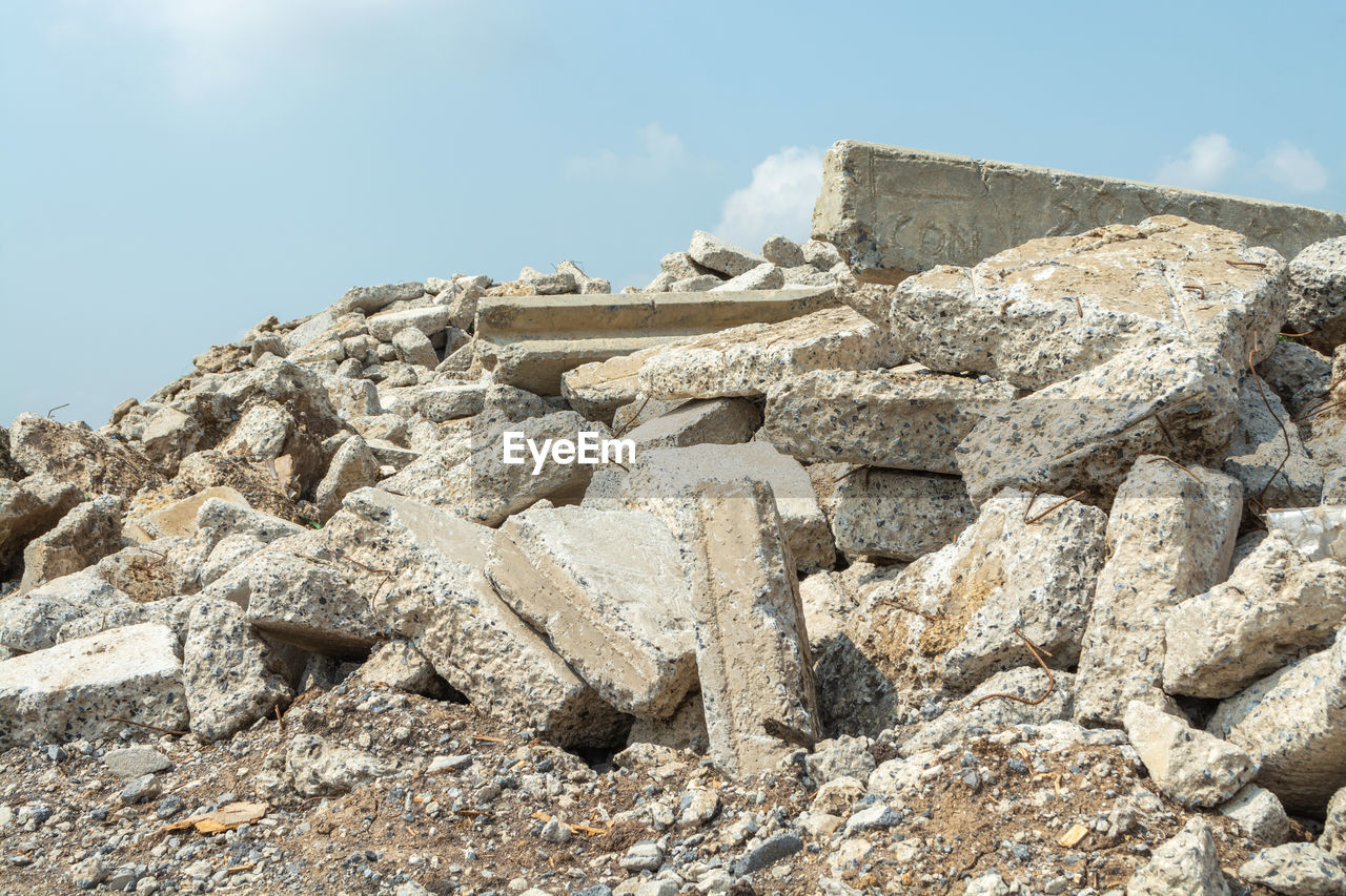 LOW ANGLE VIEW OF ROCKS ON ROCK AGAINST SKY