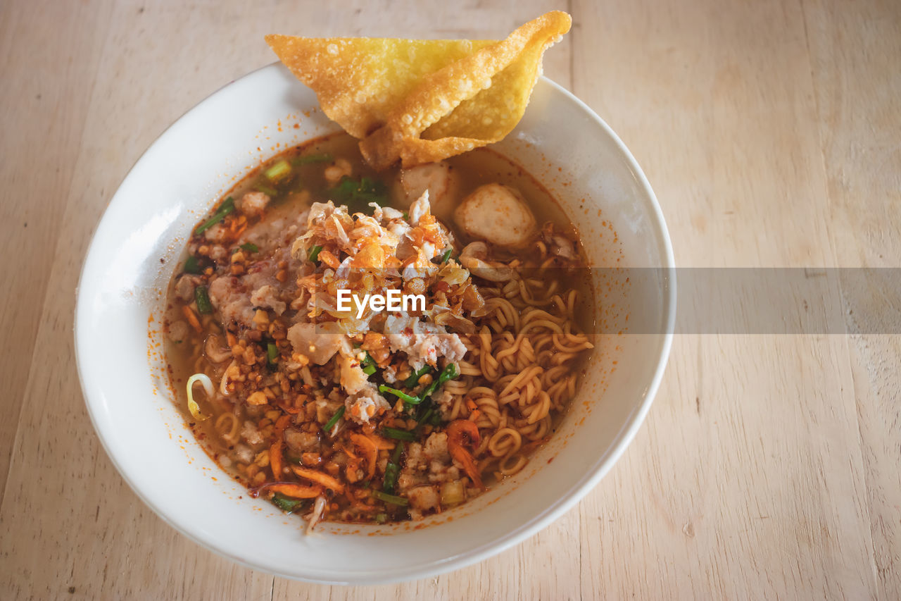 HIGH ANGLE VIEW OF MEAL SERVED IN BOWL