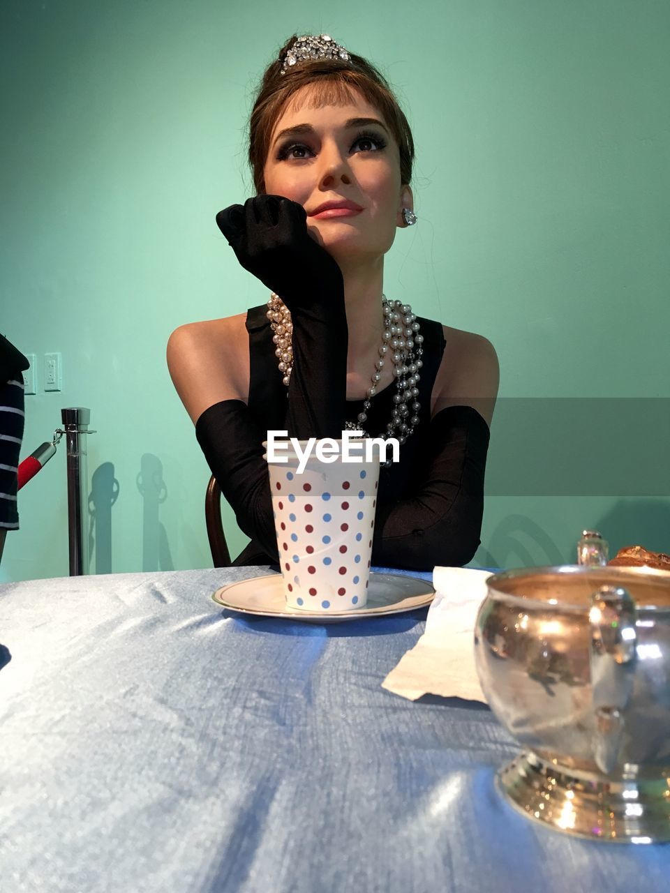 PORTRAIT OF A WOMAN DRINKING GLASS ON TABLE