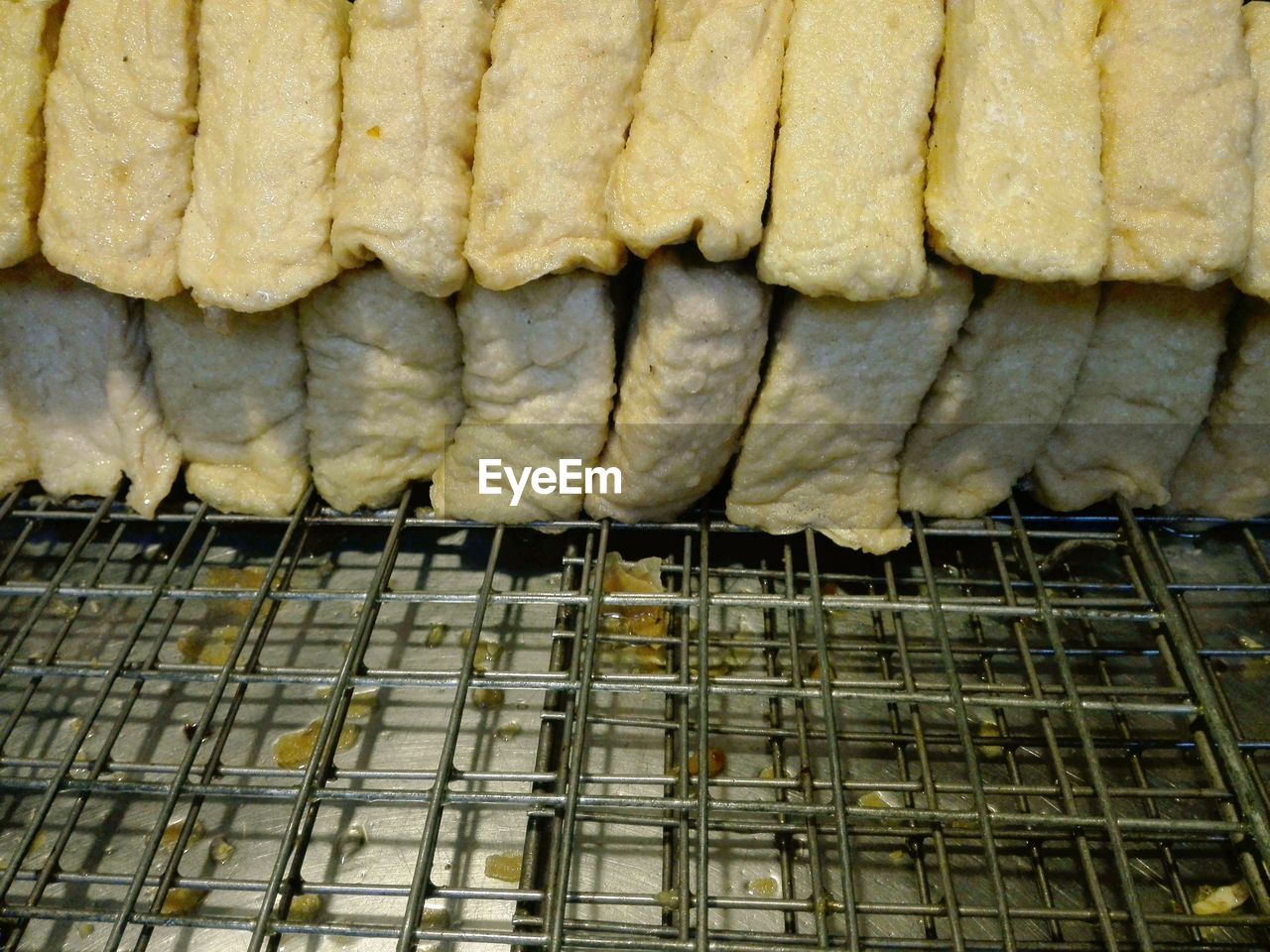 HIGH ANGLE VIEW OF BREAD IN TRAY