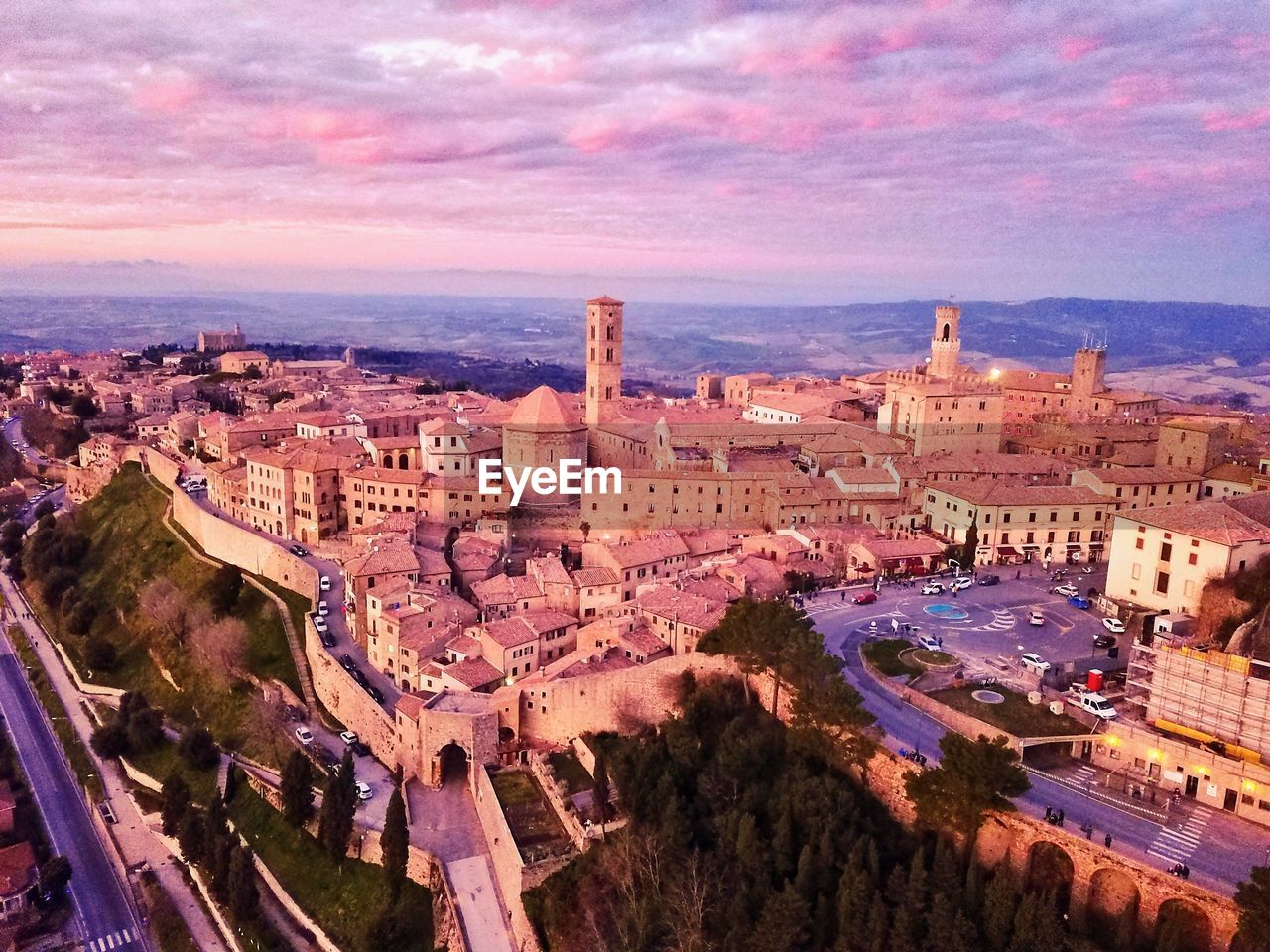 HIGH ANGLE VIEW OF BUILDINGS IN CITY AGAINST SKY