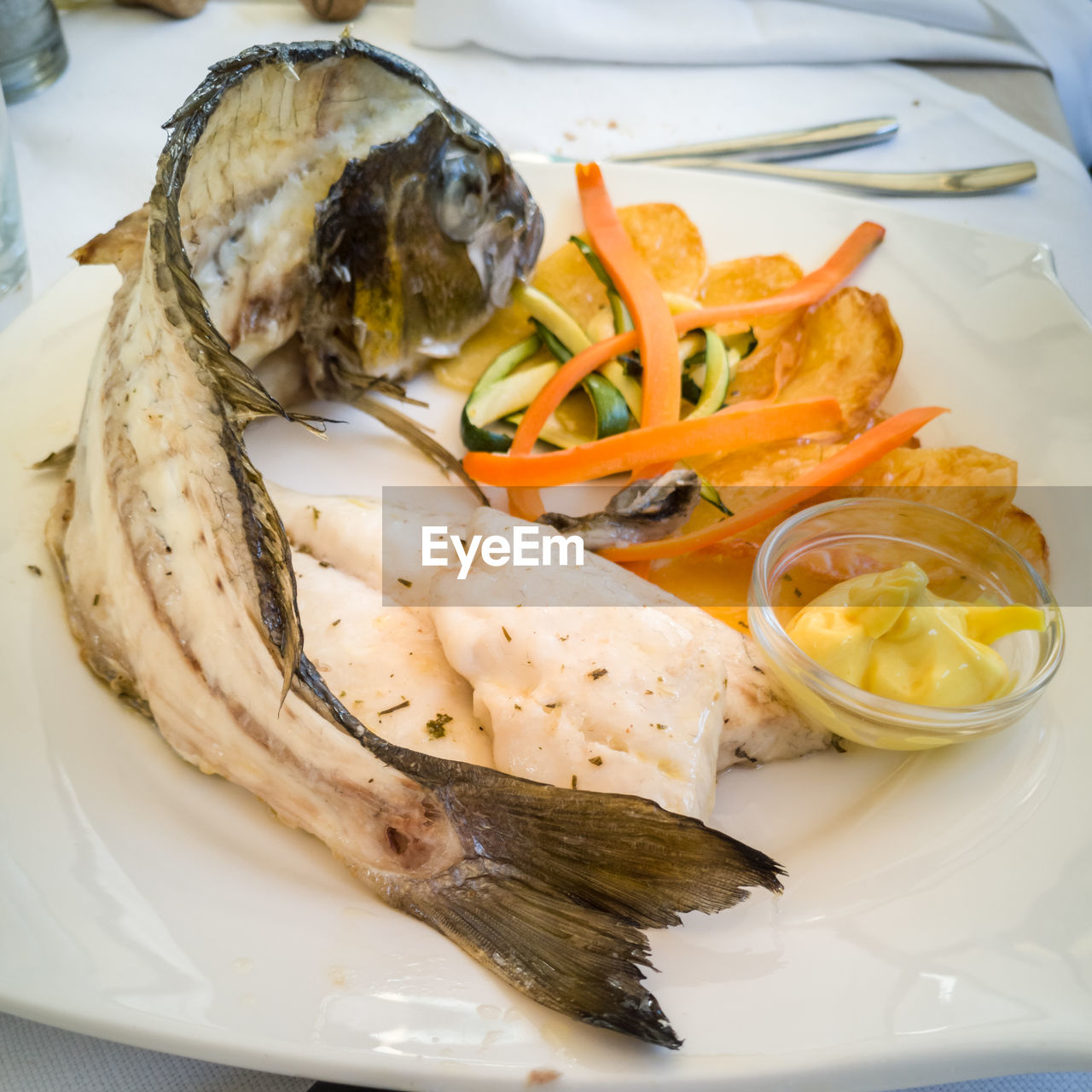 CLOSE-UP OF FISH IN PLATE