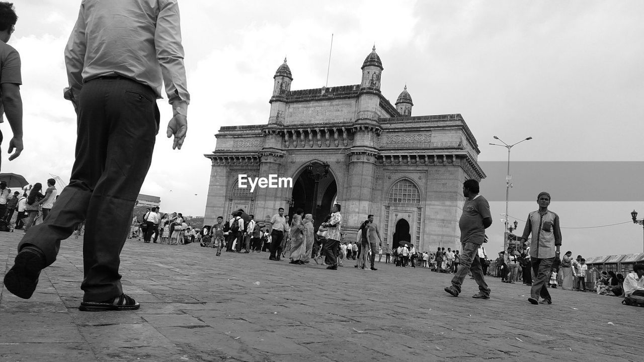 GROUP OF PEOPLE IN FRONT OF HISTORICAL BUILDING