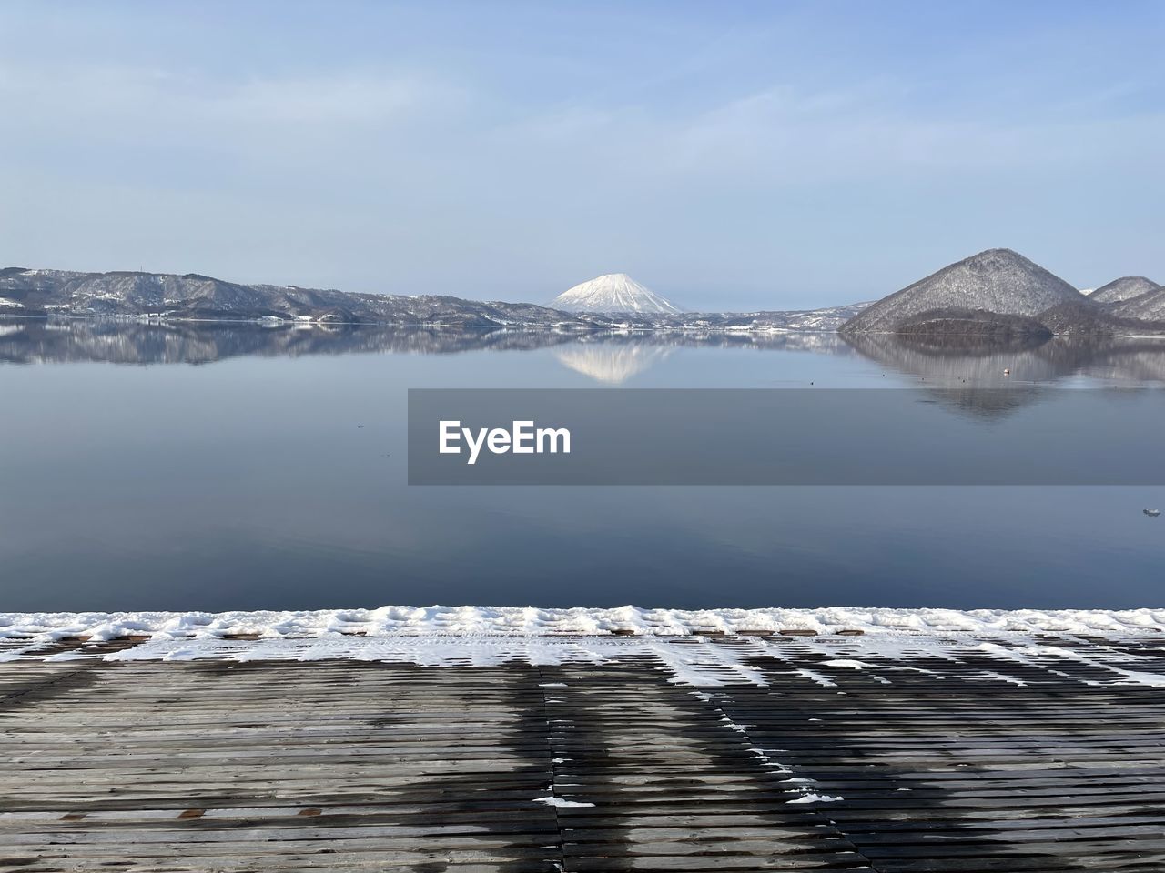 LAKE BY SNOWCAPPED MOUNTAIN AGAINST SKY