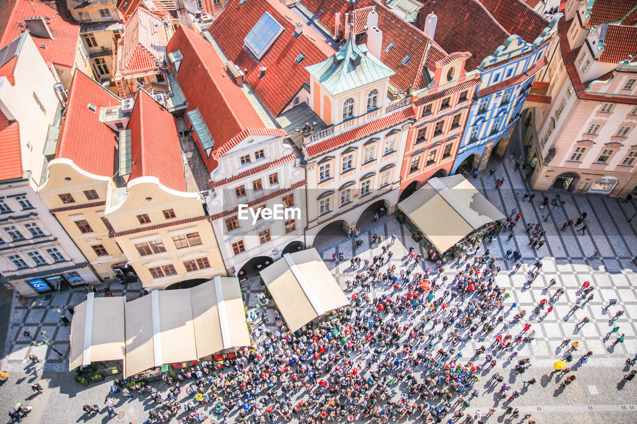 HIGH ANGLE VIEW OF CROWD IN TOWN SQUARE