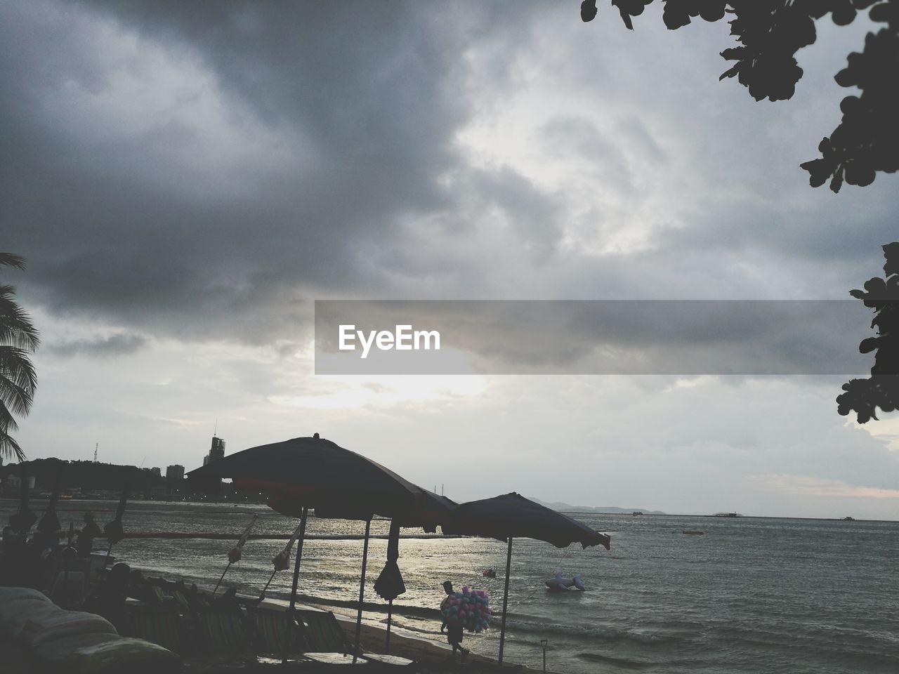 PANORAMIC VIEW OF BEACH AGAINST SKY