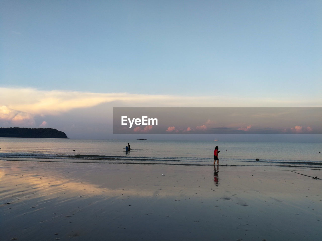 SCENIC VIEW OF SEA AGAINST SKY AT SUNSET