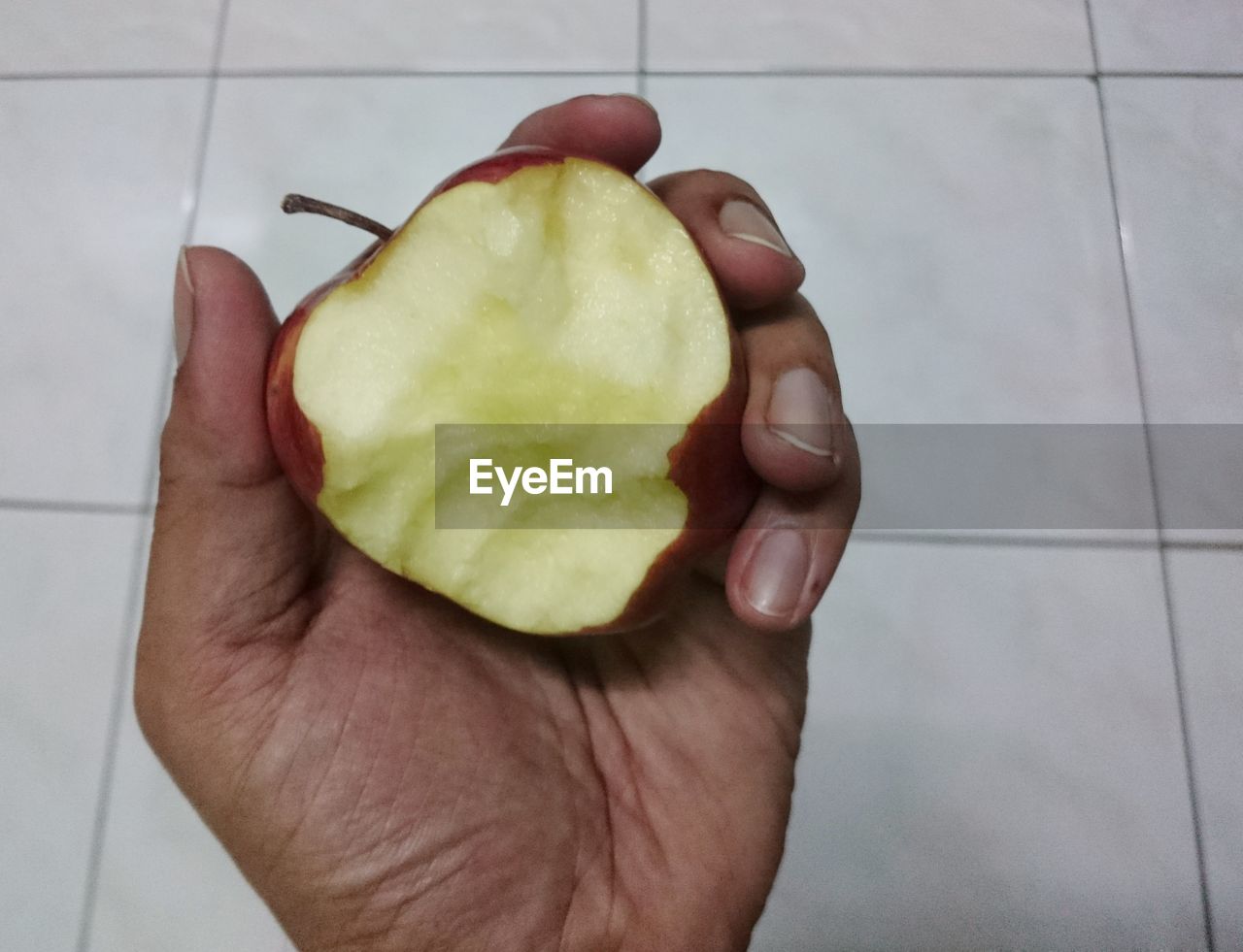 HIGH ANGLE VIEW OF MAN HAND HOLDING FRUIT