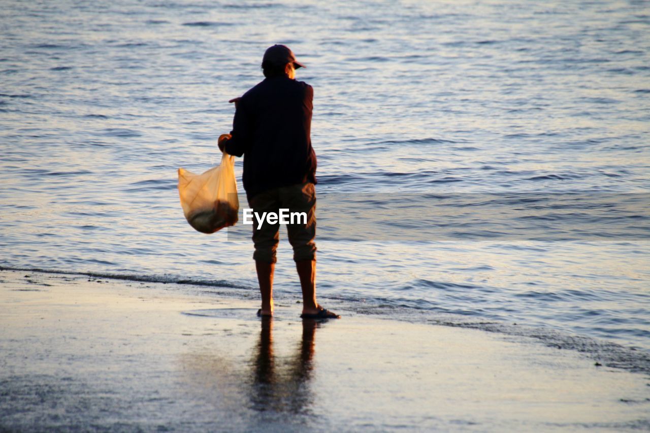 water, one person, sea, ocean, beach, full length, rear view, nature, shore, men, land, wave, adult, walking, coast, motion, standing, lifestyles, leisure activity, day, outdoors, beauty in nature, person, sky, holiday, morning, vacation, body of water, trip, casual clothing