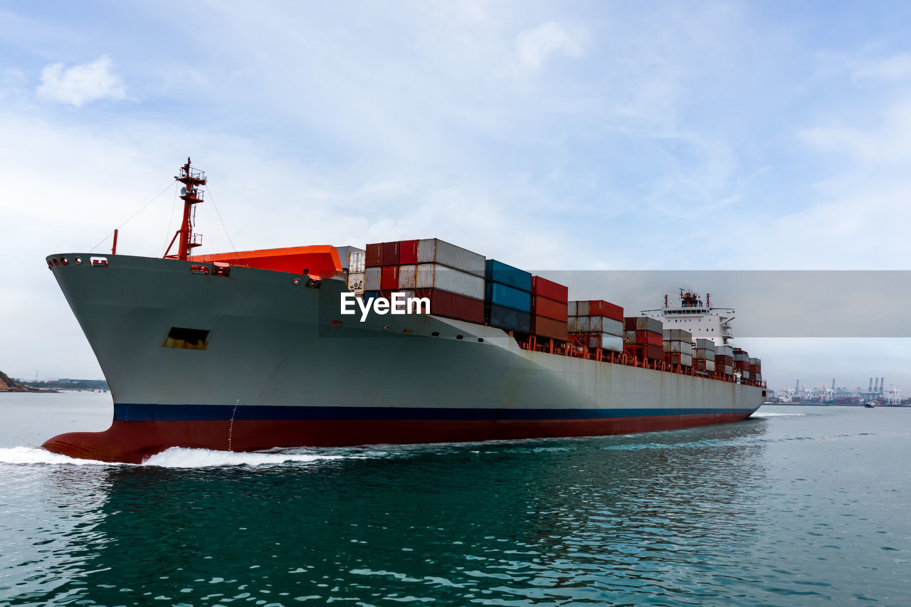 Big size container ship full speed sailing in deep sea for transporting cargo logistic 