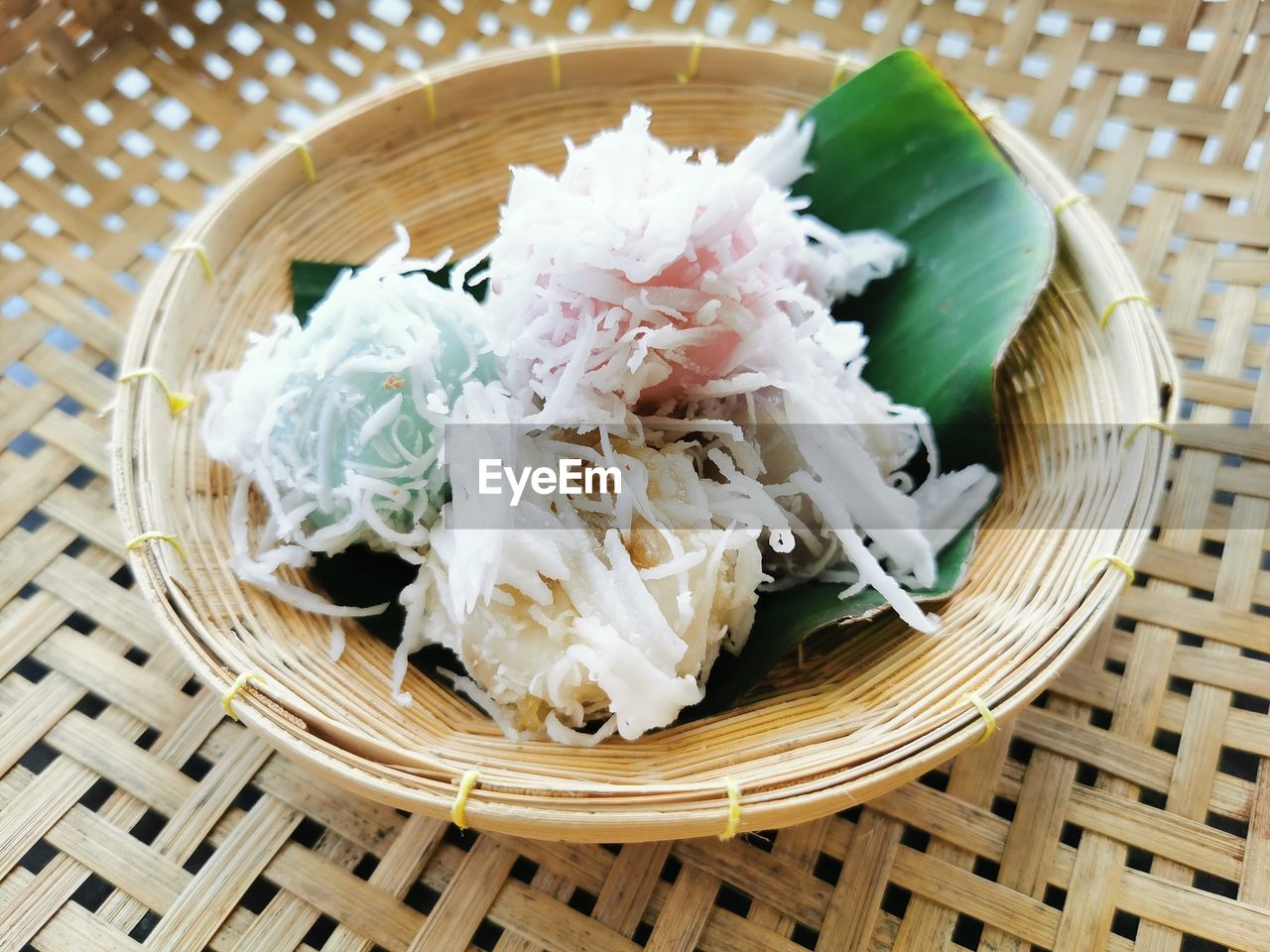 HIGH ANGLE VIEW OF ICE CREAM IN BASKET ON TABLE