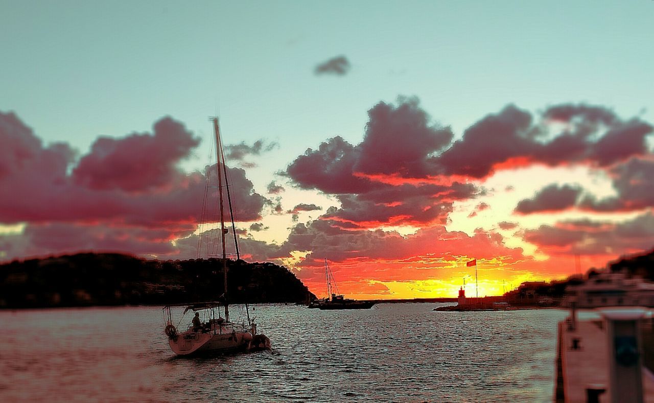 SILHOUETTE BOAT IN RIVER AGAINST SKY