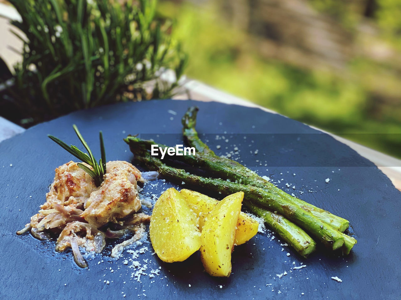 CLOSE-UP OF SERVING FOOD ON PLATE