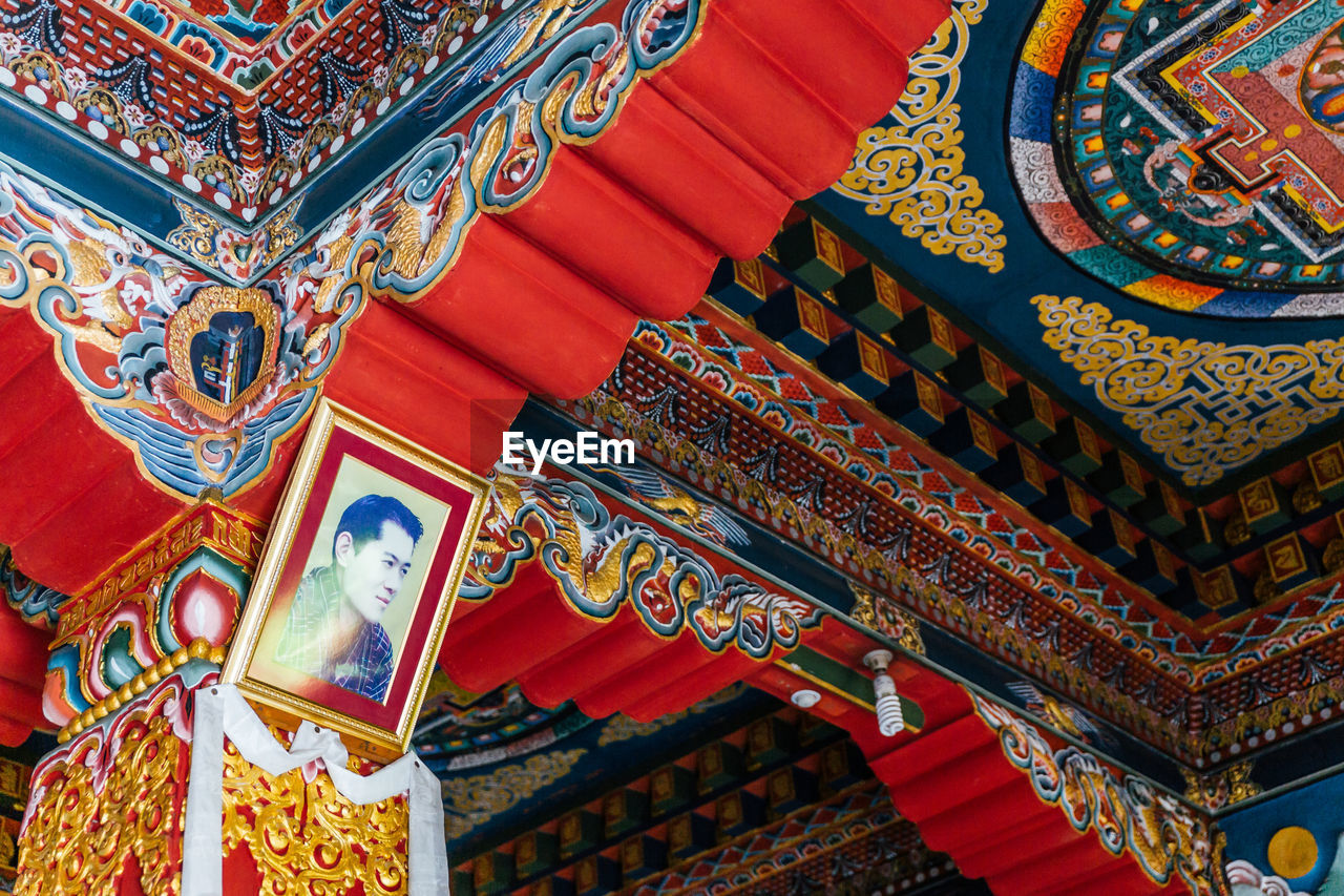 LOW ANGLE VIEW OF ORNATE CEILING IN TEMPLE