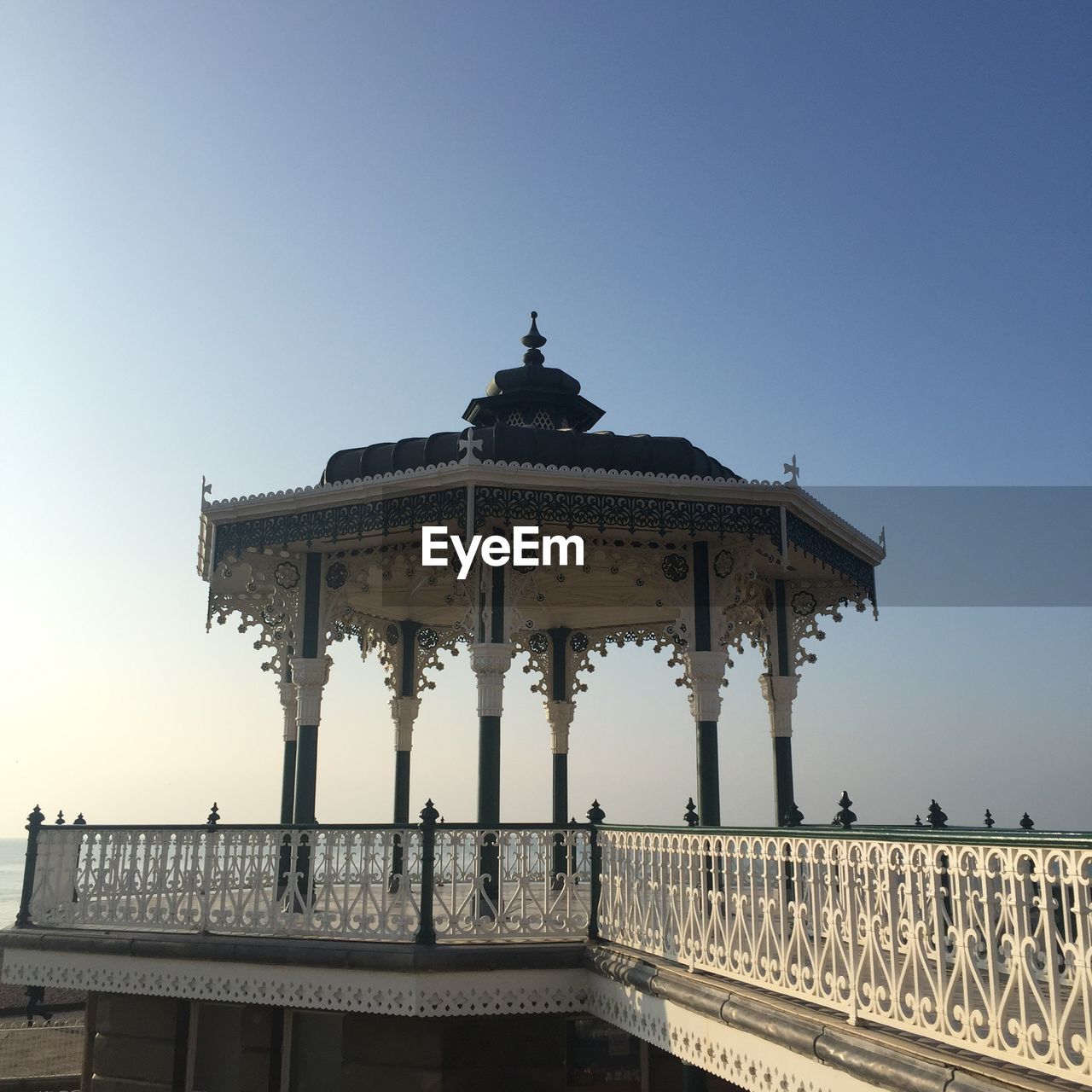 LOW ANGLE VIEW OF BUILDING AGAINST CLEAR SKY