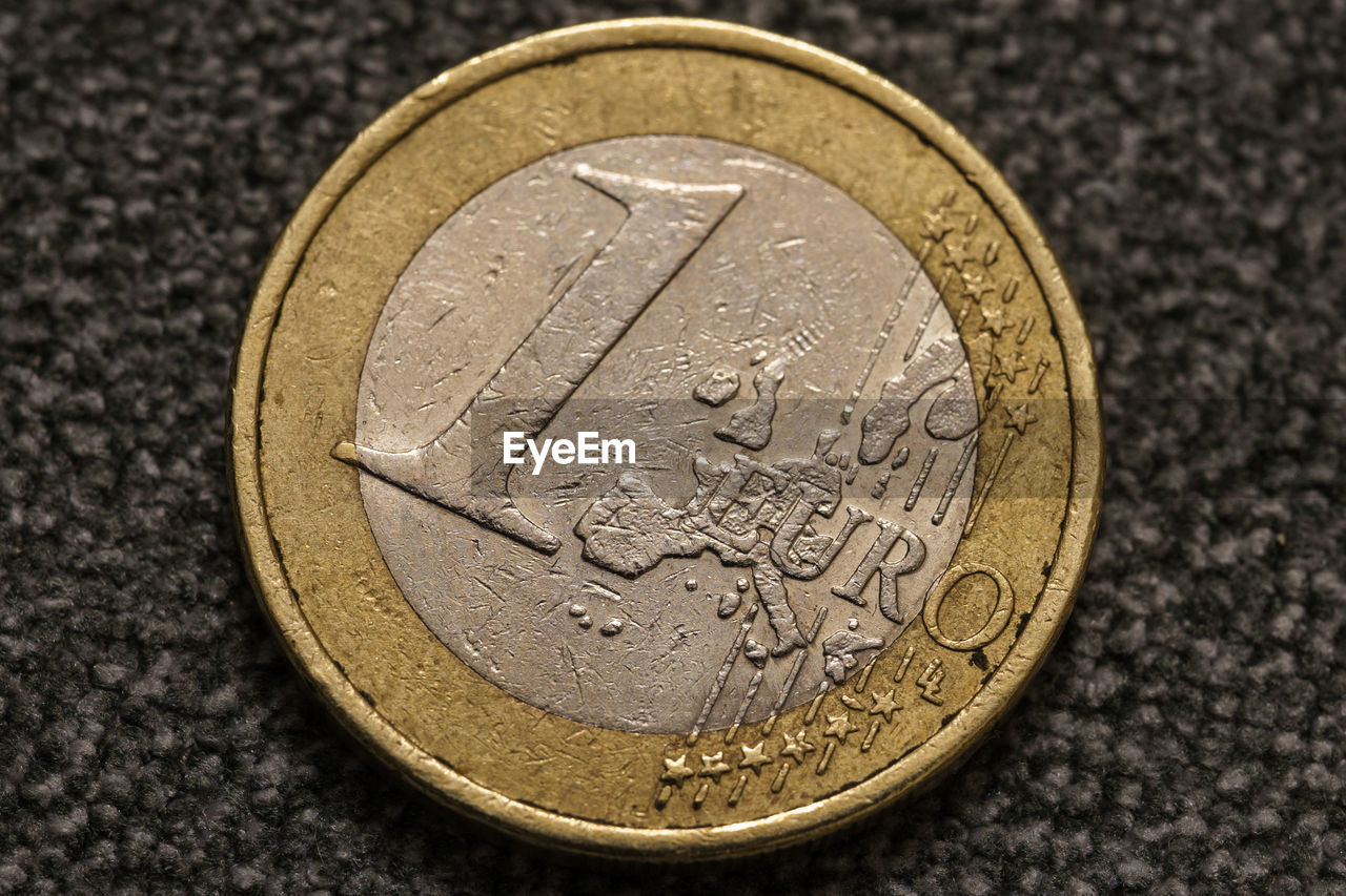 HIGH ANGLE VIEW OF COINS ON THE FLOOR