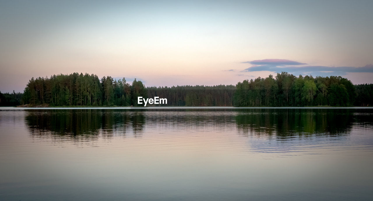 SCENIC VIEW OF LAKE AGAINST SKY AT SUNSET