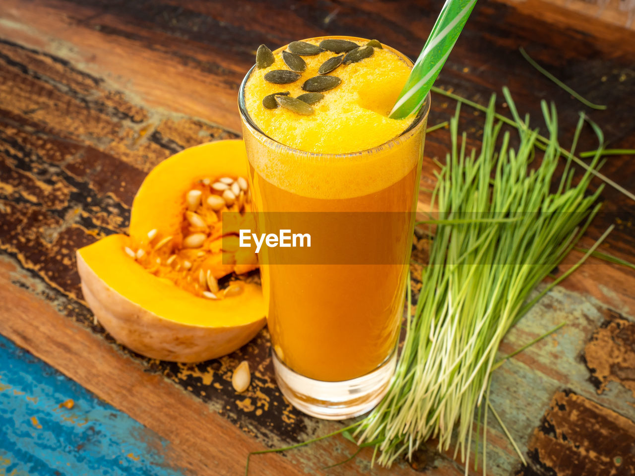 HIGH ANGLE VIEW OF DRINK IN GLASS