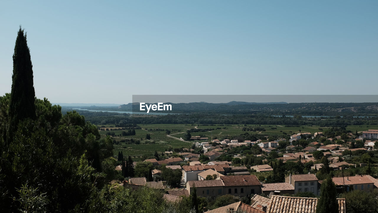 HIGH ANGLE SHOT OF TOWNSCAPE AGAINST SKY