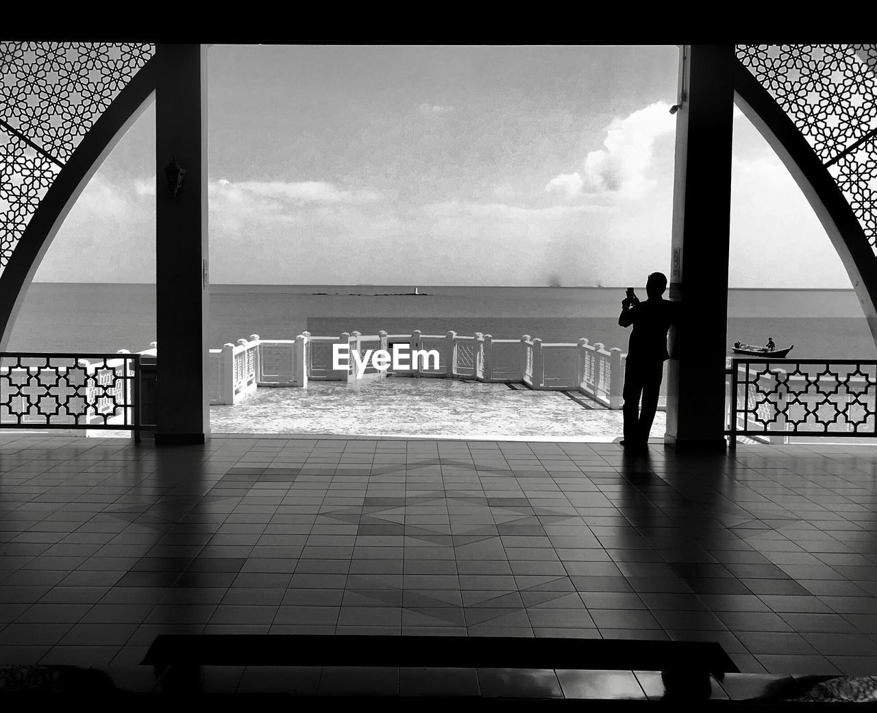 SILHOUETTE PEOPLE LOOKING AT SEA