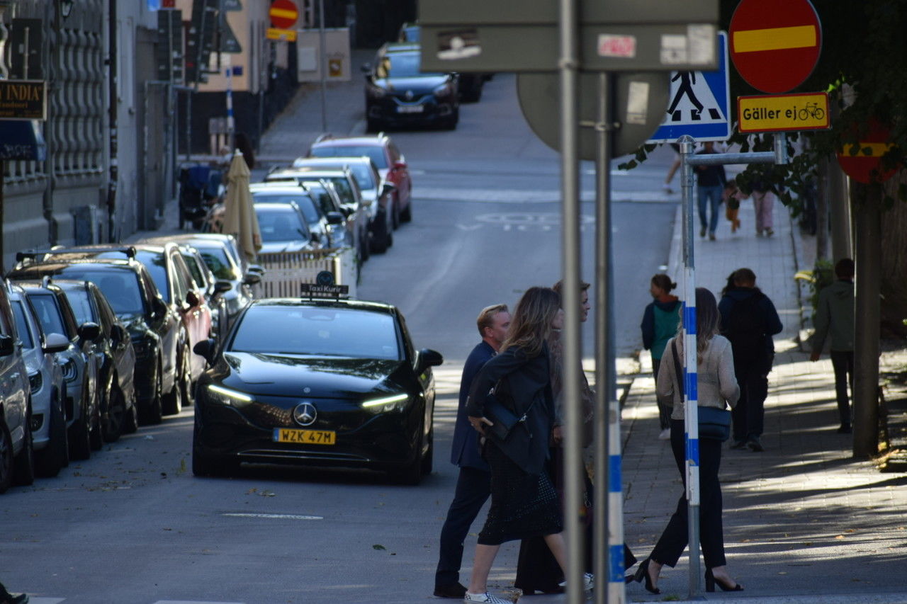 transportation, mode of transportation, transport, motor vehicle, car, group of people, city, road, vehicle, infrastructure, traffic, street, lane, adult, men, full length, architecture, land vehicle, women, walking, communication, public transport, city life, sign, travel, person, day, crowd