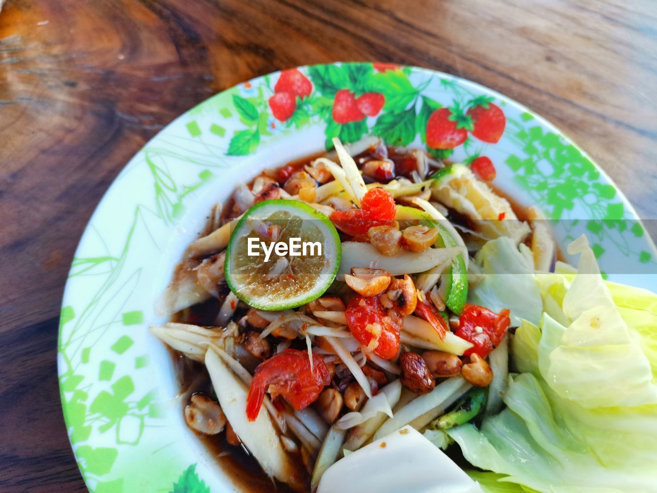 HIGH ANGLE VIEW OF SALAD SERVED IN PLATE