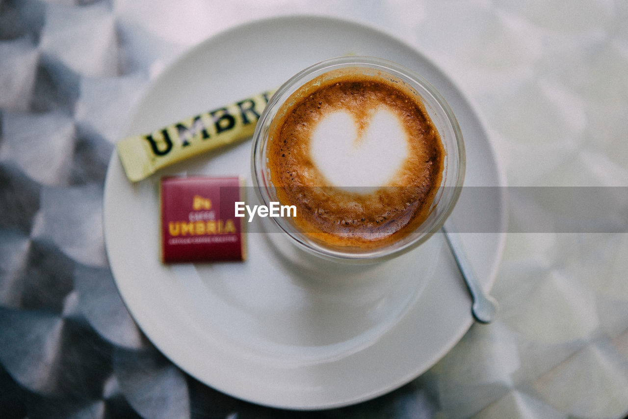 HIGH ANGLE VIEW OF COFFEE ON CUP