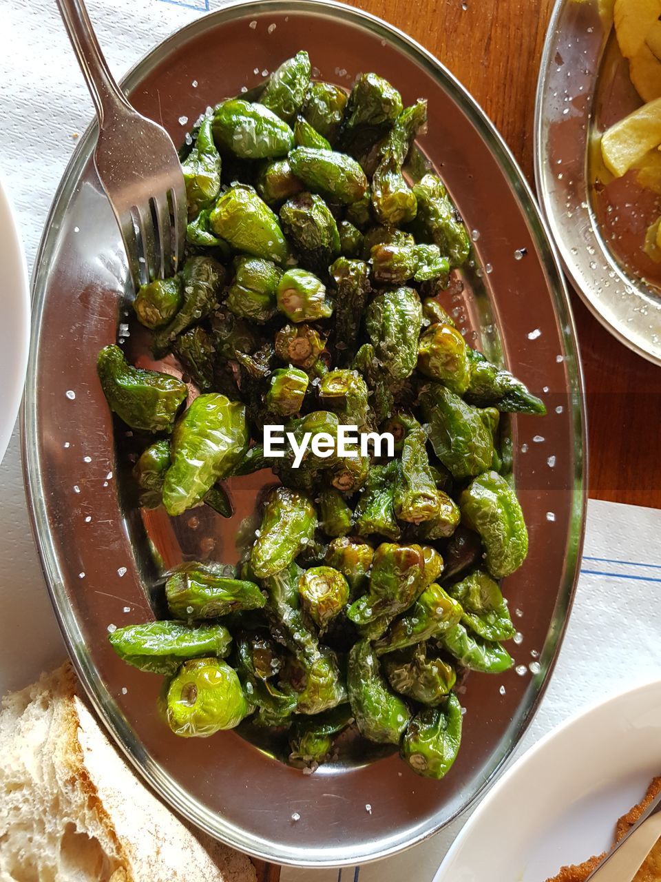 HIGH ANGLE VIEW OF RICE IN BOWL ON TABLE