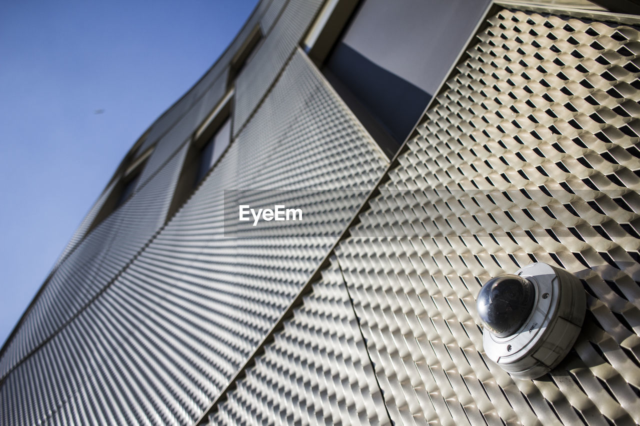 LOW ANGLE VIEW OF MODERN BUILDING AGAINST SKY