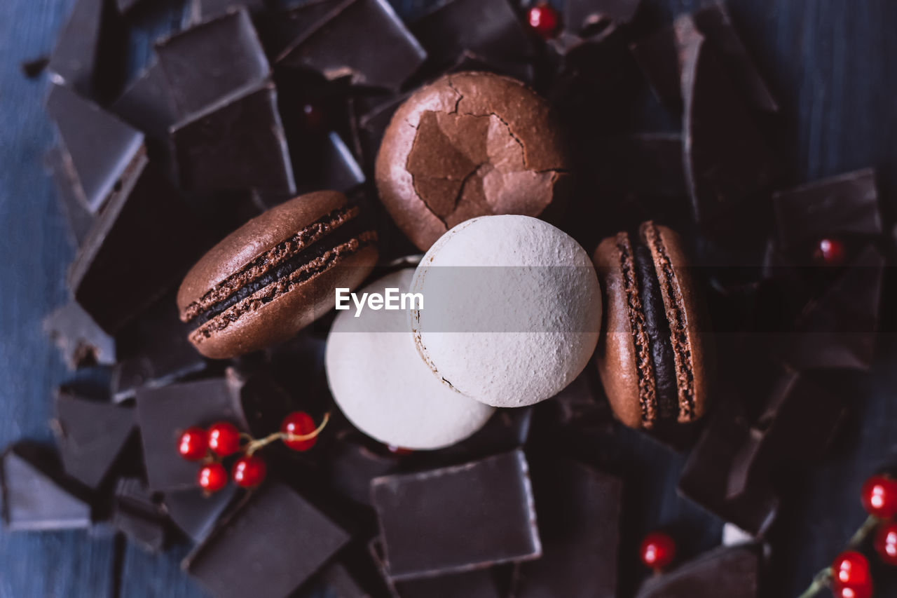 HIGH ANGLE VIEW OF ICE CREAM ON TABLE