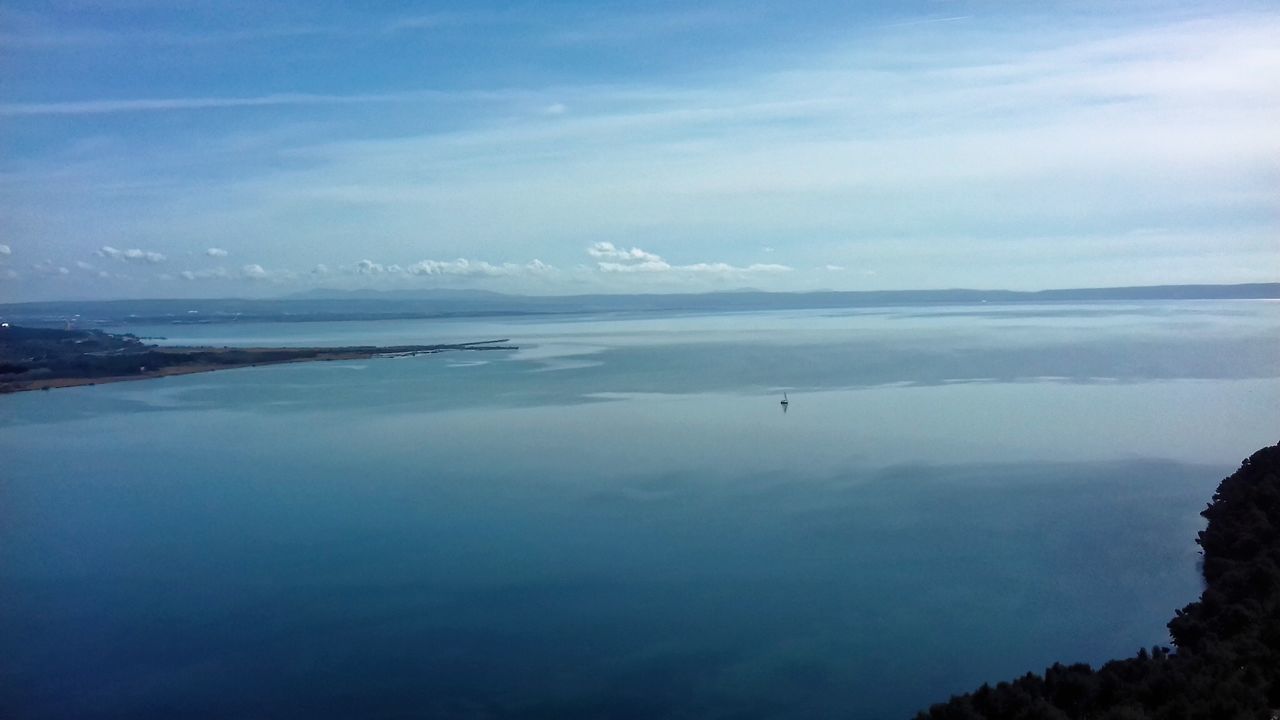 SCENIC VIEW OF SEA AND MOUNTAINS AGAINST BLUE SKY