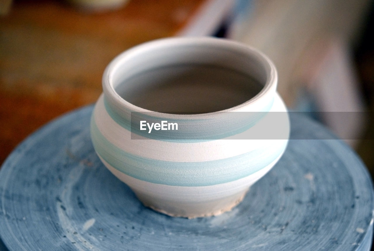 CLOSE-UP OF CUP AND TEA ON TABLE