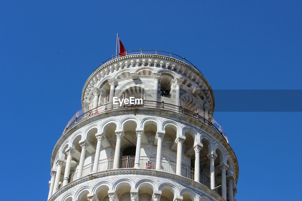 Leaning tower of pisa against clear blue sky